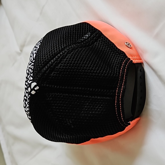 Lululemon athletica cap NWOT - Picture 3 of 5